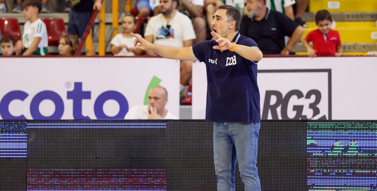 Gonzalo Rodríguez Palmeiro dirige al equipo en su área técnica. Foto: Córdoba Club de Baloncesto