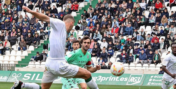 Un lance del último Córdoba-Cultural de Primera Federación, con Fran Cruz con la elástica leonesa. Foto: CCF