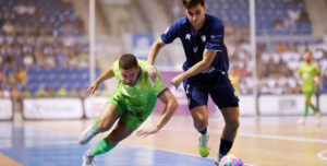 Hugo Expósito ante un atacante del cuadro palmesano Foto: Illes Balears Palma Futsal