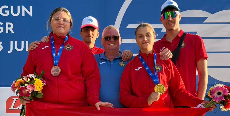 Irene del Rey junto a la delegación española posando con su oro. Foto: RFEDETO