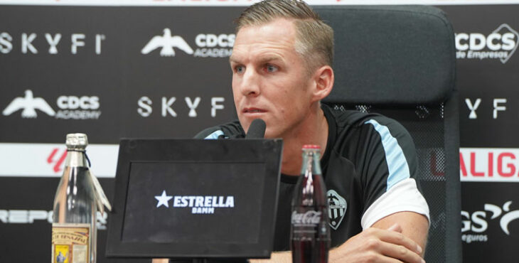 Johan Plat hablando a los medios en la sala de prensa de Castalia. Foto: CD Castellón