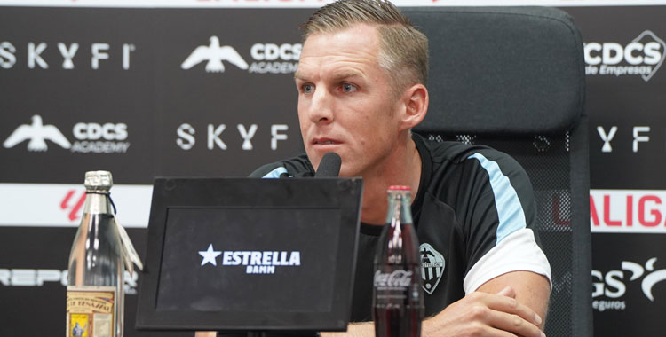 Johan Plat hablando a los medios en la sala de prensa de Castalia. Foto: CD Castellón
