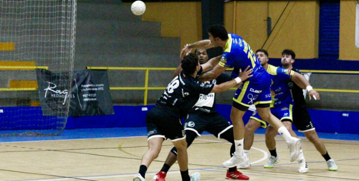 Un intento de lanzamiento del cuadro lasaliano. Foto: La Salle Balonmano