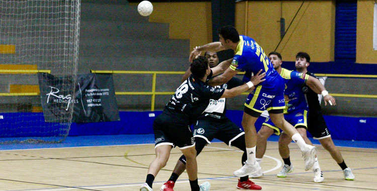 Un intento de lanzamiento del cuadro lasaliano. Foto: La Salle Balonmano