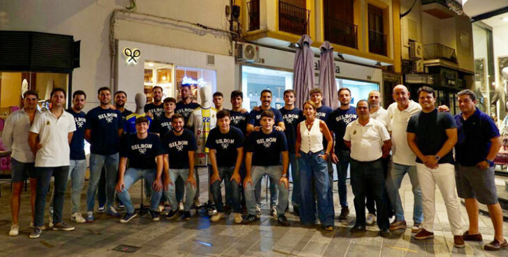 La foto de familia del Silbon Cordoplás La Salle en el acto con representantes institucionales y patrocinadores. Foto: La Salle Balonmano