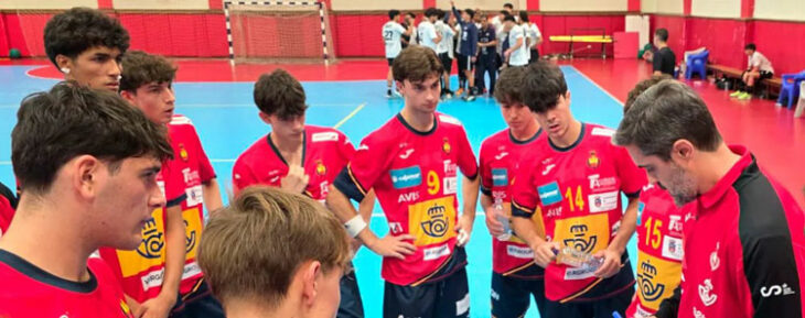 Pablo Sánchez y sus compañeros escuchando las instrucciones de Raúl Entrerríos. Foto: RFEBM