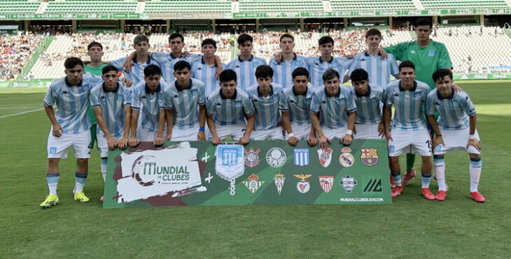 El Racing de Avellaneda posando antes del partido. Foto: @mundialclubesj