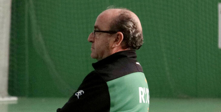 Rafa Moreno observando el juego de su equipo. Autor: Rafael Romero