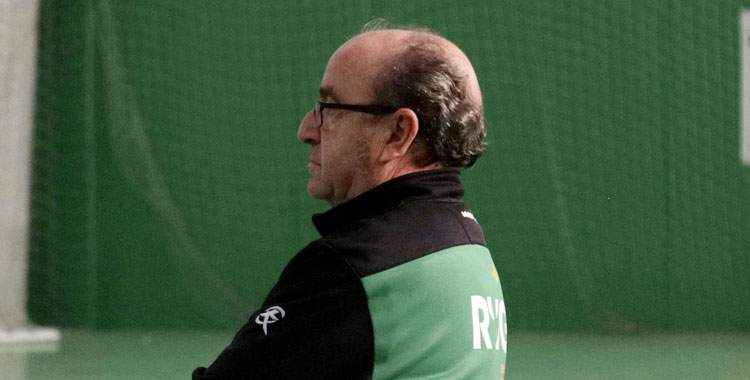 Rafa Moreno observando el juego de su equipo. Autor: Rafael Romero