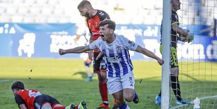 Un jugador del Recre celebra uno de los goles del partido ante el Salerm. Foto: Huelva24.com
