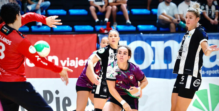 Carla Montero en el partido de pretemporada y Copa Andalucía contra el Costa del Sol. Foto: Federación Andaluza de Balonmano