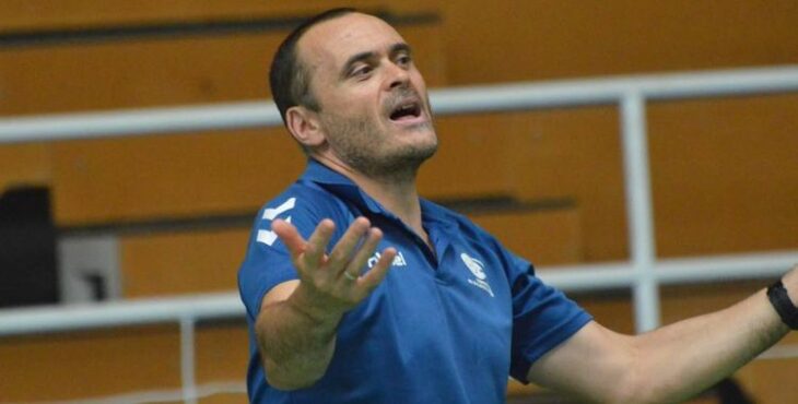 Jesús Escribano, técnico del Cajasur, se lamenta durante un amistoso. Foto: Rafa Barroso / CBM