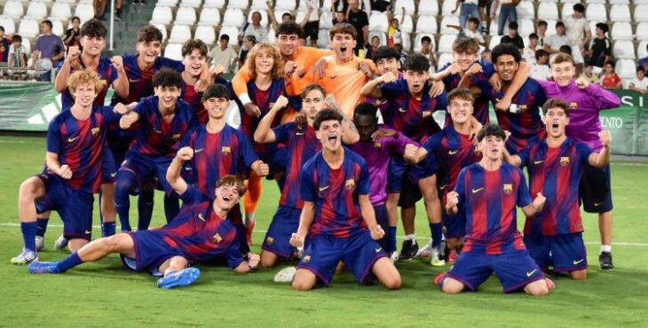 Los jugadores del FC Barcelona festejando el triunfo en el XVI edición del Torneo Al-Ándalus, el Mundialito de Clubes Juvenil . Foto: @FCBarcelona
