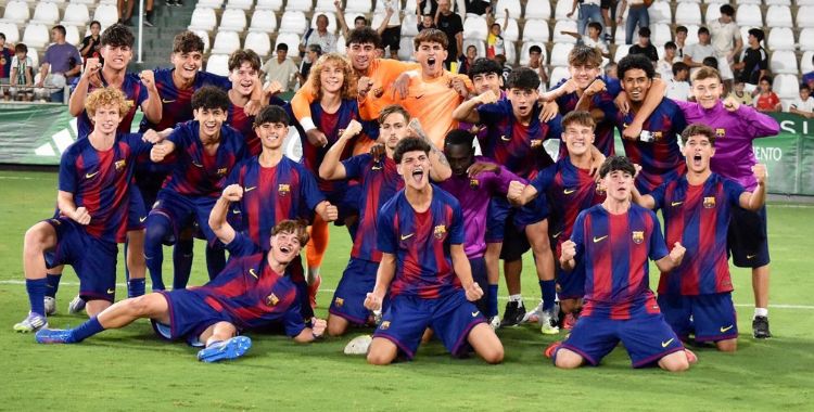 Los jugadores del FC Barcelona festejando el triunfo en el XVI edición del Torneo Al-Ándalus, el Mundialito de Clubes Juvenil . Foto: @FCBarcelona
