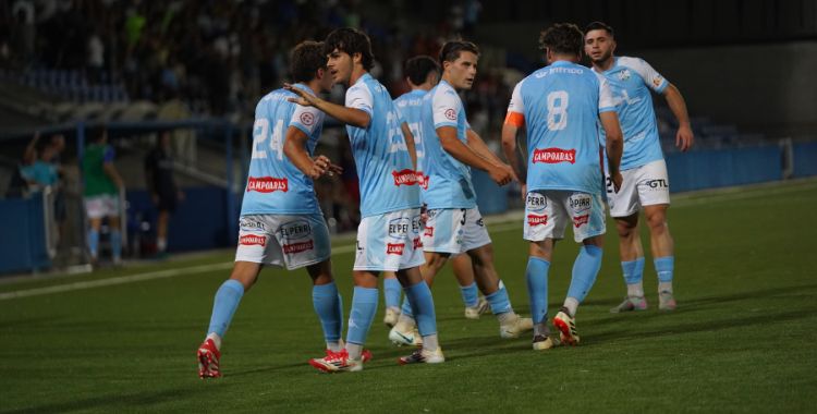 Los jugadores del Ciudad de Lucena celebran un gol.