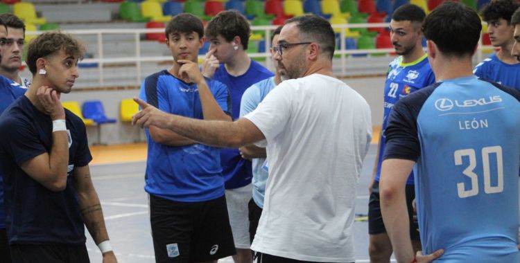 Jesús Diaz dando indicaciones a sus jugadores. Foto: @Palmadeporte / ARS Palma del Río