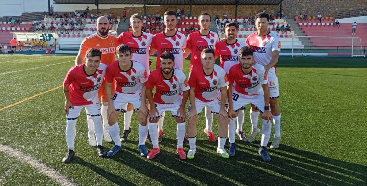 Los jugadores del once inicial del Atlético Espeleño antes del inicio del partido ante el UP Viso. Foto: @AtcoEspeleno / Atlético Espeleño
