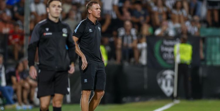 Johan Plat durante un partido en el banquillo del Castellón. Foto: La Liga