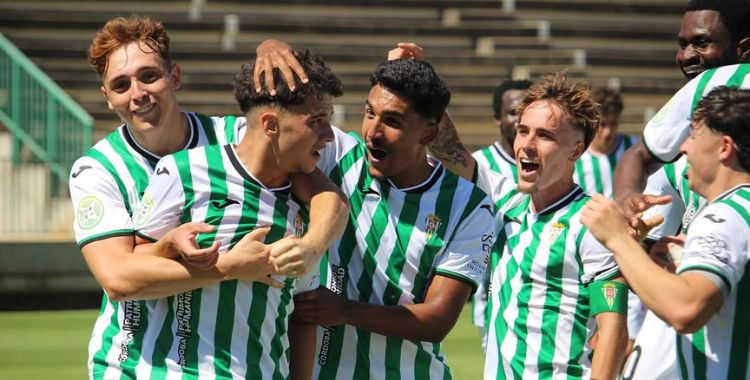 Los jugadores del filial celebrando uno de los goles ante el Real Balompédica Linense. Foto: Cantera Córdoba / @canteraccf_oficial
