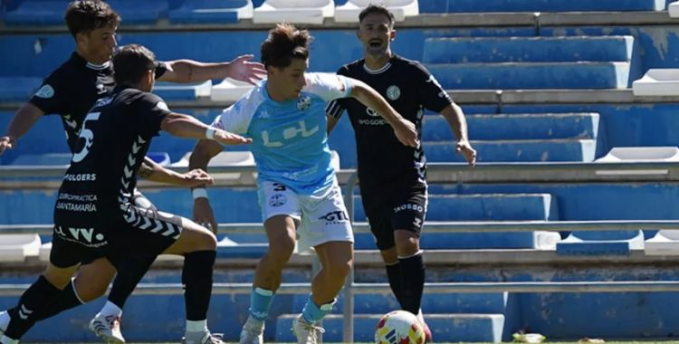 Disputa de balón en el Atlético Central-Ciudad de Lucena.