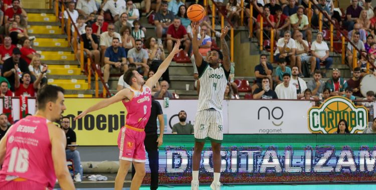 Ja’Monta Black volvió a liderar al Coto Córdoba con sus 21 puntos clasificando de manera virtual al equipo para las eliminatorias. Foto: Coto Córdoba / @CordobaCB