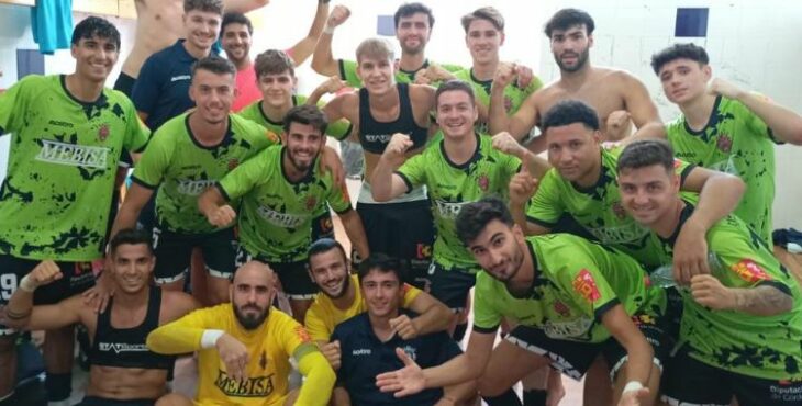 La plantilla del Espeleño celebrando su victoria ante La Palma (0-3) que le posiciona como líder de División de Honor. Foto: Atlético Espeleño / @AtcoEspeleno