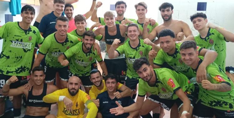 La plantilla del Espeleño celebrando su victoria ante La Palma (0-3) que le posiciona como líder de División de Honor. Foto: Atlético Espeleño / @AtcoEspeleno