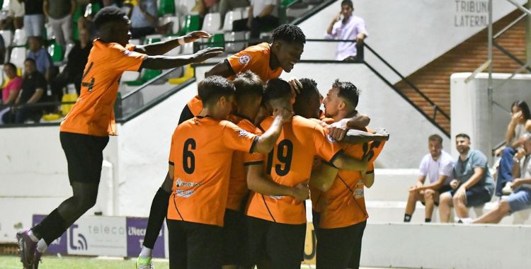 Los jugadores del Pozoblanco celebrando tras un gol en esta temporada en la que lideran la Tercera Federación. Foto: Pozoblanco
