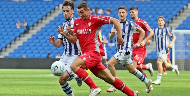 Adrián Fuentes disputando el balón durante el partido ante la Real Sociedad B. Foto: CCF