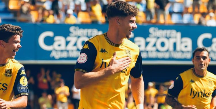 Mariano Carmona celebrando su primer gol oficial como alfarero. Foto: AD Alcorcón
