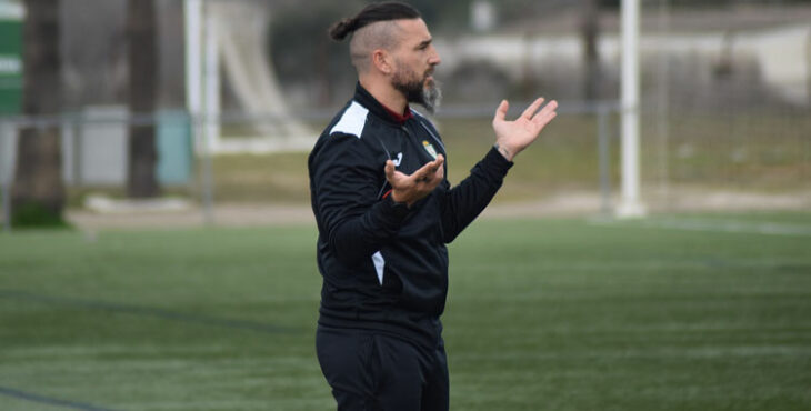 Sergio Guillén en un partido dirigiendo al Córdoba Femenino. Foto: Laclasi.es