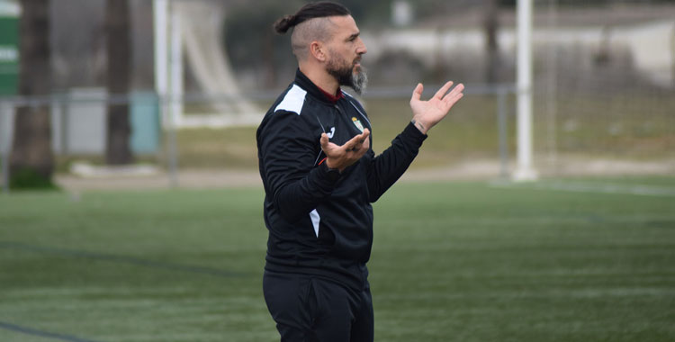 Sergio Guillén en un partido dirigiendo al Córdoba Femenino. Foto: Laclasi.es