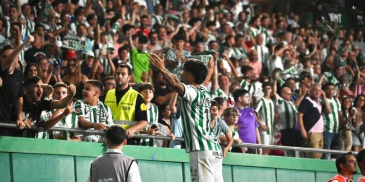 Kevin celebrando con la afición su primer gol con el Córdoba, el que le dio la victoria ante el Castellón