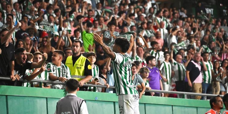 Kevin celebrando con la afición su primer gol con el Córdoba, el que le dio la victoria ante el Castellón