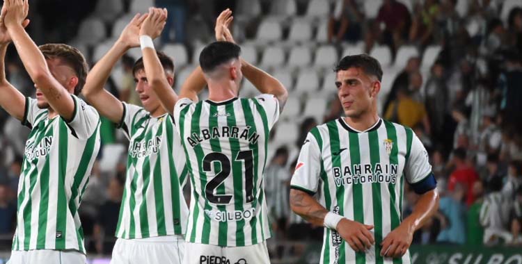 Alcedo, dolorido, tras el partido del Córdoba ante el Castellón.
