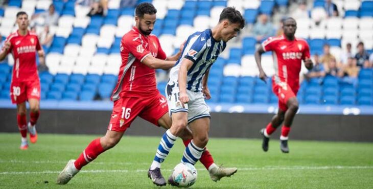 Rubén Alves presiona a un jugador de la Real Sociedad B.