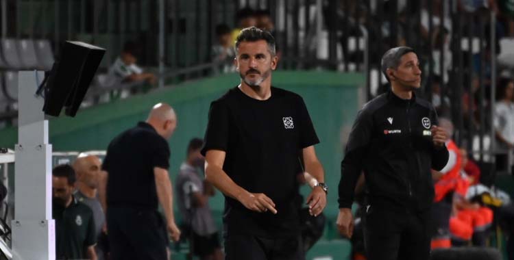 Iván Ania en la banda de El Arcángel ante el Racing.