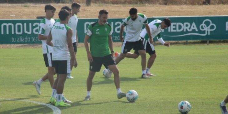 Iván Ania mirando el balón ante sus hombres.