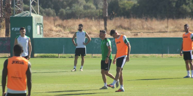 Iván Ania dando instrucciones a sus hombres antes de recibir al Racing de Santander.