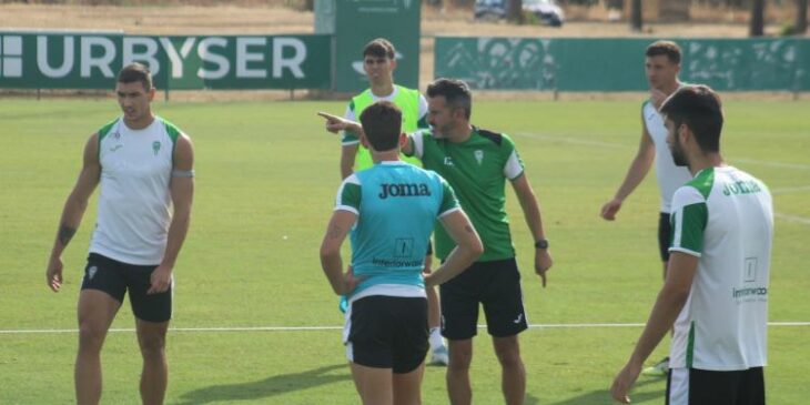 Iván Ania posicionando a sus jugadores con Theo Zidane a la derecha y Adri Fuentes a la izquierda.