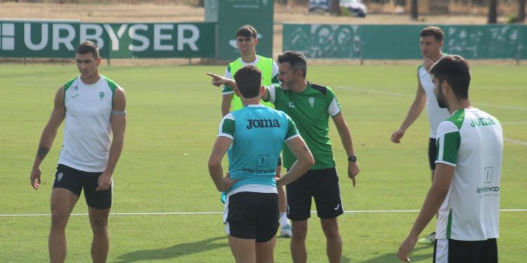 Iván Ania posicionando a sus jugadores con Theo Zidane a la derecha y Adri Fuentes a la izquierda.