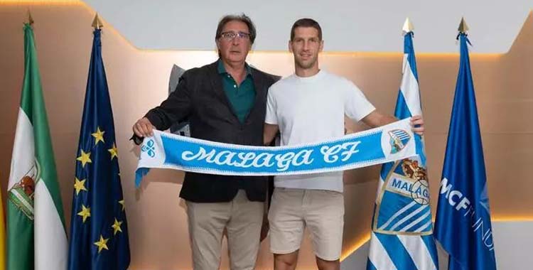Darko Brašanac posa con la bufanda del Málaga.