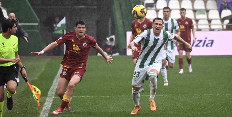 Carracedo pugna por el balón en la última visita del Racing.
