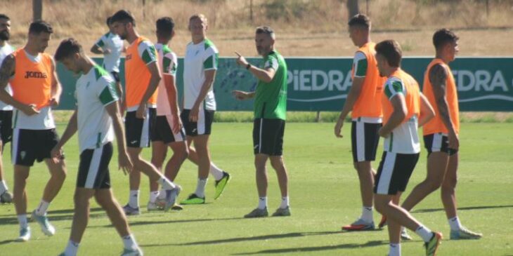 Iván Ania dando instrucciones a sus hombres en el último entrenamiento antes de recibir al Castellón.