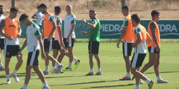 Iván Ania dando instrucciones a sus hombres en el último entrenamiento antes de recibir al Castellón.