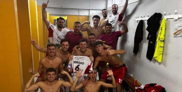 Los jugadores del Bujalance celebran su primer triunfo.
