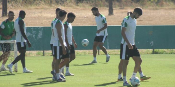 Rubén Alves toca el balón al fondo y Dalisson camino junto al resto de compañeros para iniciar el segundo entrenamiento de la semana.