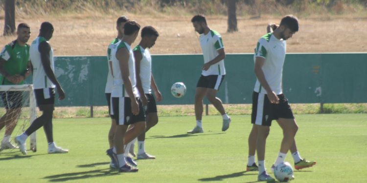 Rubén Alves toca el balón al fondo y Dalisson camino junto al resto de compañeros para iniciar el segundo entrenamiento de la semana.