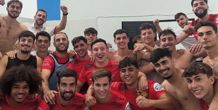 La plantilla del Egabrense celebrando su contundente victoria por 5-0 al C.D Rociana que le posiciona como líder de División de Honor. Foto: Egabrense CD