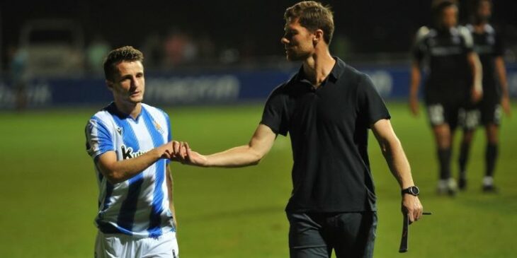 Xabi Alonso felicitando a Ekaitz Jiménez hace 4 años cuando ambos estaban en el filial de la Real Sociedad.